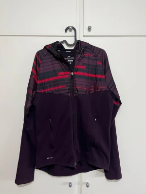 Träningsjacka  - En träningsjacka/vindjacka från Nike i stl M som är i väldigt bra skick säljs för 230 kr