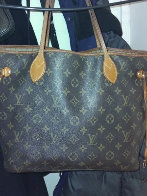 Louis Vuitton Neverfull  - Väldigt fin, använd väska! Snöre på sidan är trasigt men går enkelt att fixa (se bild). MÖTS ENDAST! Pris kan diskuteras vid snabb affär ❤️