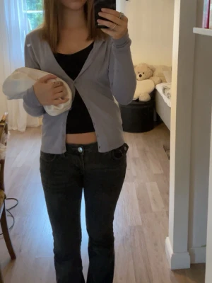 Ljuslila kofta med knappar - Säljer en ljuslila kofta med knappar framtill. Koftan har en smal passform och är långärmad, perfekt att slänga över ett linne eller topp. Enkel och stilren design som funkar till det mesta. Använd få gånger 