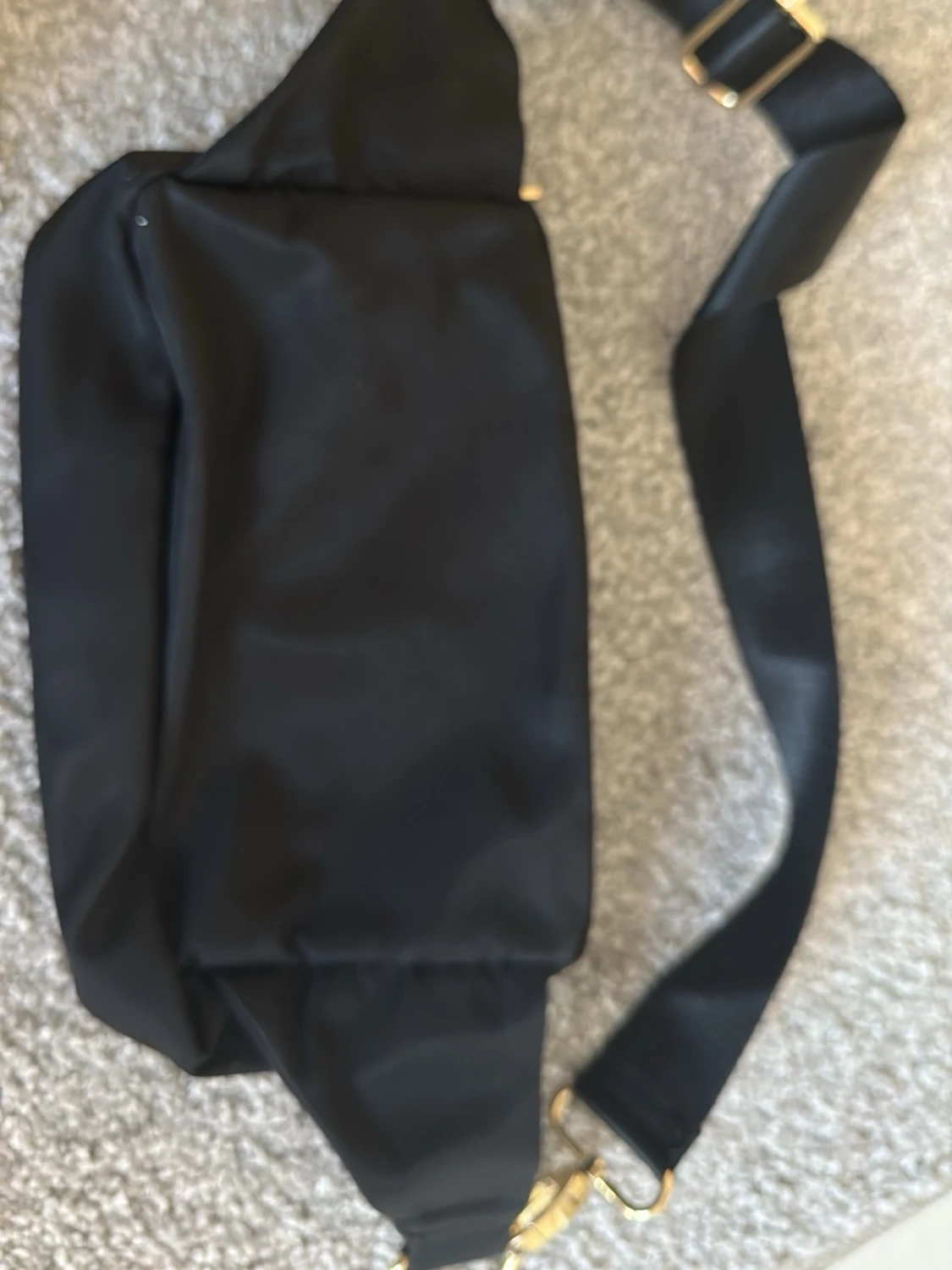 Svart axelväska med gulddetaljer - 1