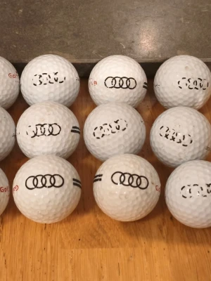 Golfbollar  - Säljer golfbollar de är tvättade och rena de har Audi märken på sig och priset kan alltid diskuteras 