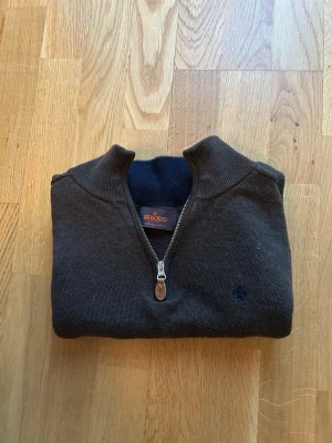 Mörkgrå half zip tröja Morris S - Snygg mörkgrå långärmad tröja från Morris i 100% merinoull. Tröjan har en stilren half zip-dragkedja. Perfekt för dig som gillar klassisk och enkel stil. Ordinarie pris 1200kr. Vill ni ha fler bilder eller om ni har frågor så är det bara att höra av sig!👌Längd: ca 64 Bröstlängd: ca 36