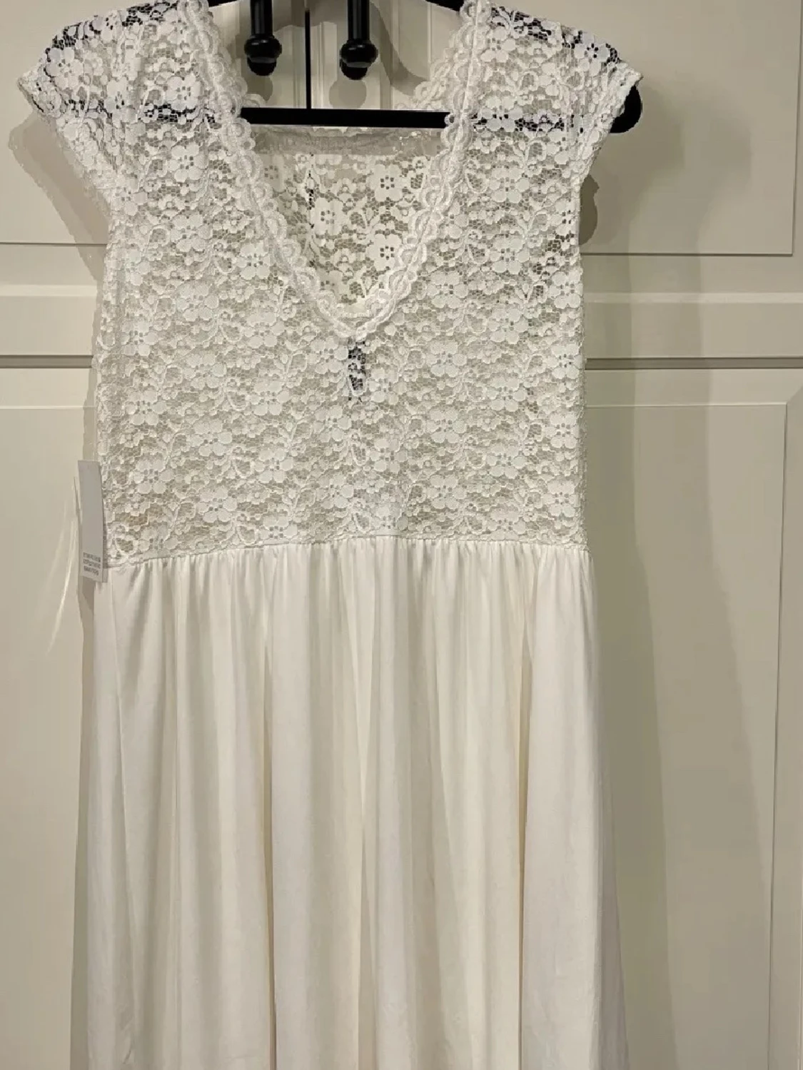 Vit spetsklänning med v-ringning bak - 2