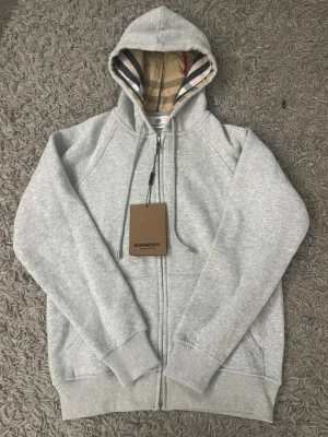 Burberry zip up - Burberry zip up helt ny i storlek M men mindre i storleken passar mer S-XS