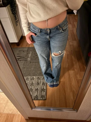 Low waist ripped jeans - Jag säljer dessa super fina och bekväma jeans från gina tricot. Orginalpris 50€. Använt max 2 gånger. Kom med bud för vill sälja bort så snabbt so möjligt💗💓🥰
