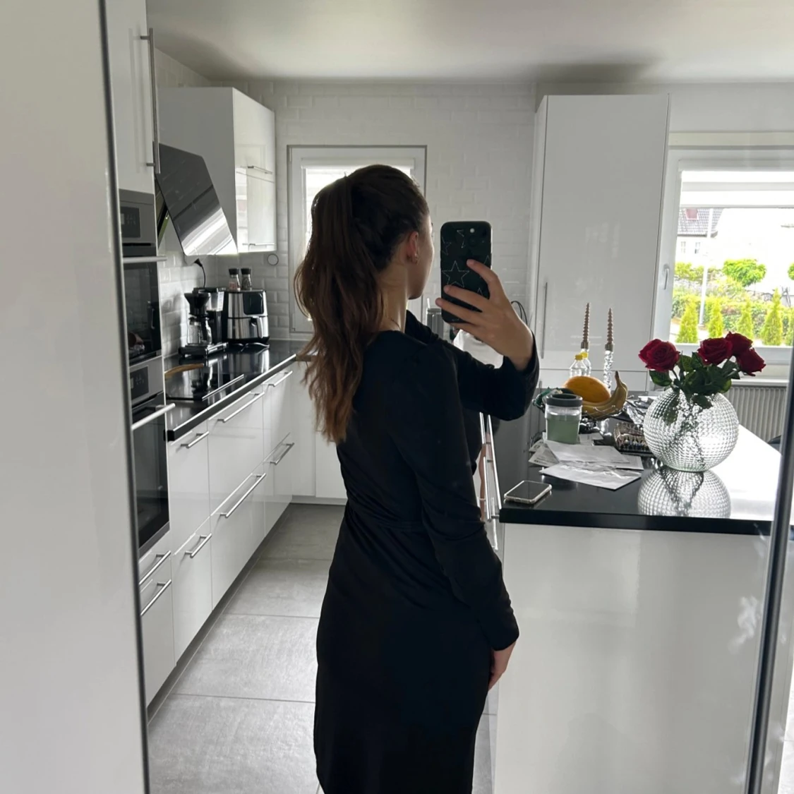 Svart klänning med knytband - 2