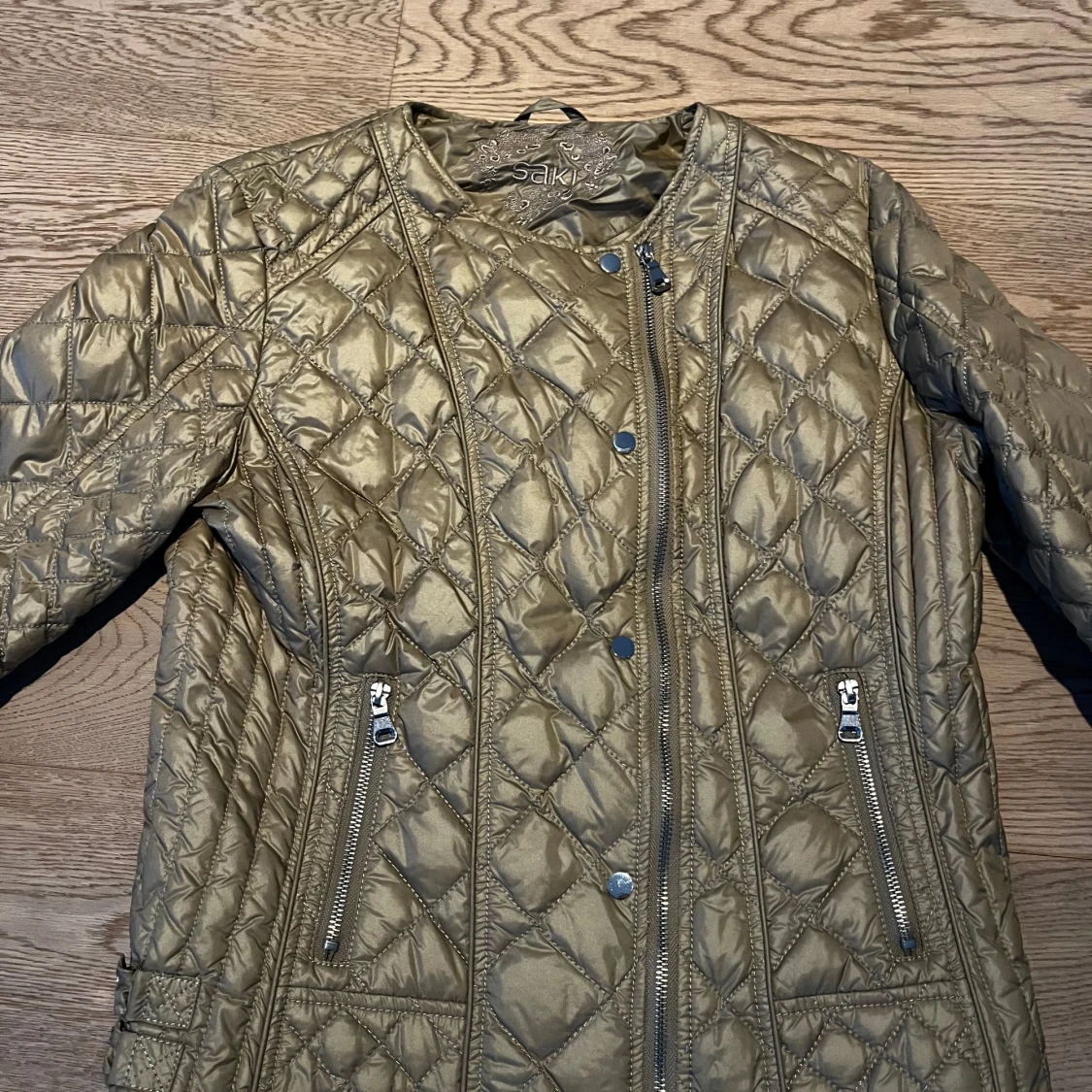 Quiltad jacka från Saki i beige guldfärg  - 1