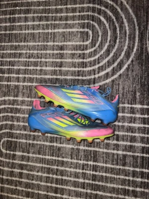 Adidas f50 skor - Adidas f50 celestial, strl 45 1/3. Detta är elite versionen påse tillkommer. 