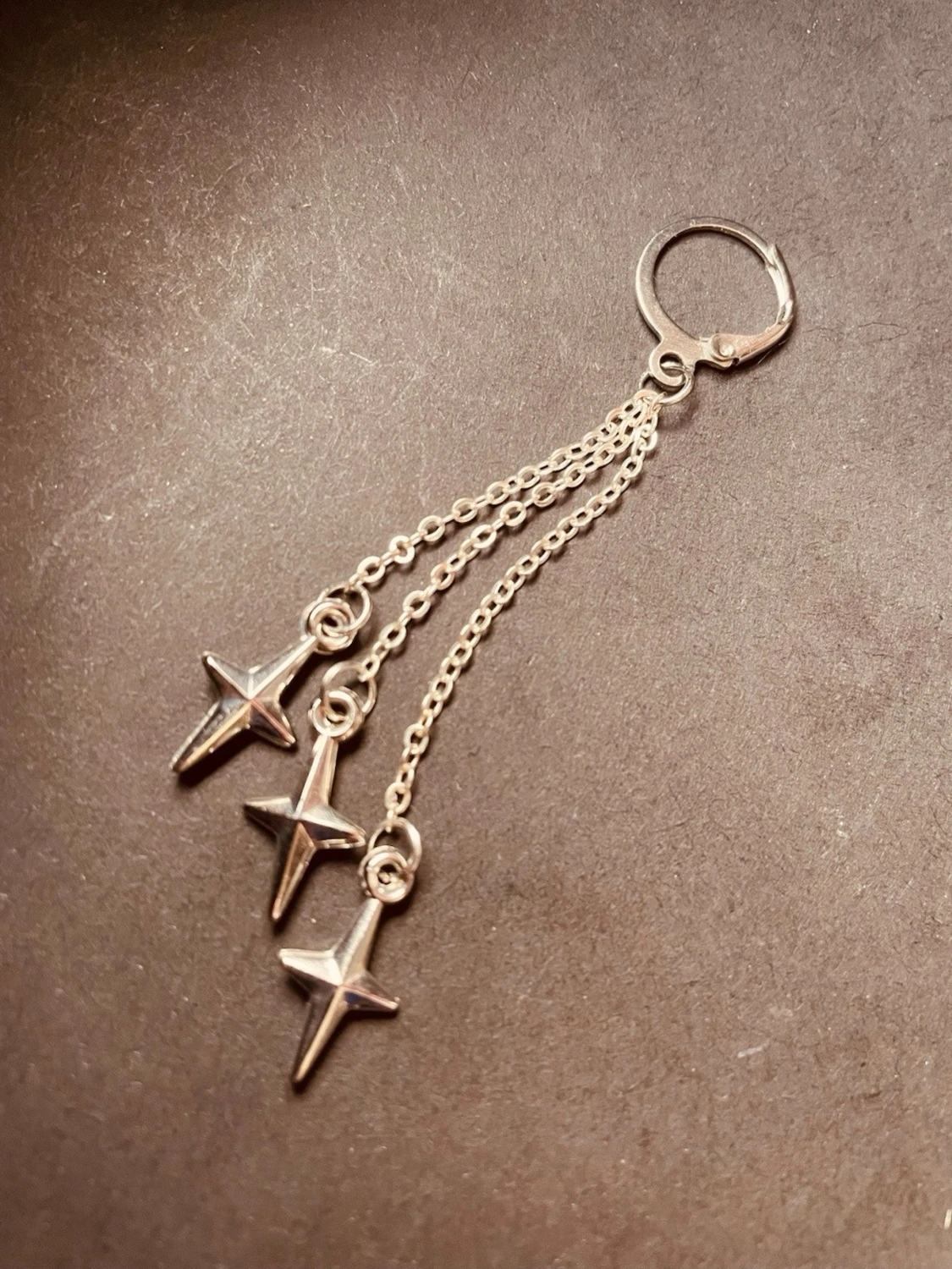 By prisförslag- 1 st Silvrig öronhänge med stjärnor - 1