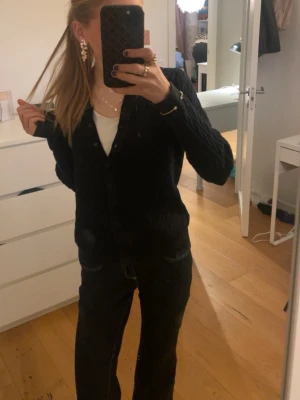 Svart kofta  - Säljer min svart kofta pga den inte kommer till användning längre💓 Står att den är i strlk M men jag har annars xs så passar s o xs också! Har använt den fåtal gånger. Köparen står för frakt💓