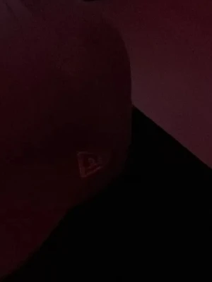 Svart väst med diskret logga - En grå keps LA