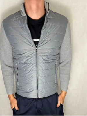 Massimo dutti cardigan  - Snygg cardigan jacka från Massimo dutti, storlek M. Modellen på bilden är 185 cm lång, skick 9/10. Hör av dig vid funderingar 👍