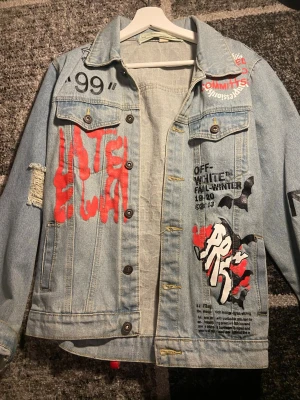 Off-white jeansjacka - En snygg offwhite jeansjacka med slitningar på armen, perfekt för dig som vill sticka ut lite, en liten defekt vid fickan men man tänker inte på de, jag säljer jackan för att den är för liten, nypris 6000-7000 kom med prisförslag och frågor osv.   MVH Axel.