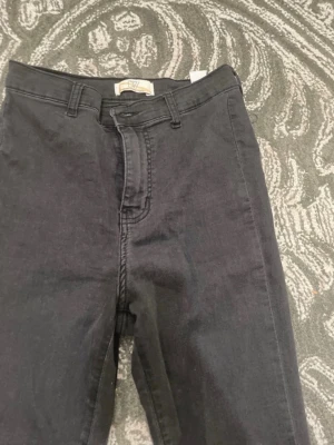 Svarta jeans  - Ett par High waist utsvängda stretchiga jeans köpta på ASOS. Strl 36 men passar även 38 då materialet är stretchigt.  Skriv privat vid intresse!💞