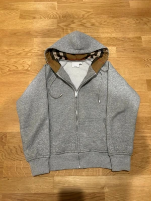 Burrbery hoodie storlek S och pris kan även duskuteras - Burrbery hoodie som är storlek S. Har använt den några gånger men den ser helt ny ut.