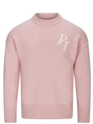 Rosa stickad tröja från PI - Snygg ljusrosa stickad tröja från PI med vit broderad logga på bröstet. Tröjan har rund hals, ribbade muddar och långärmad passform. Perfekt för dig som gillar stilrena och mjuka plagg med en modern touch.