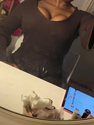 Brun ribbad långärmad klänning - Säljer en brun, ribbad långärmad klänning med v-ringad hals. Klänningen är figurnära och har en snygg, tight passform som framhäver formerna. Materialet är stickat och mjukt, perfekt för dig som gillar bekväma och stilrena plagg.