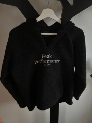 Peak performance  - Säljer denna peak performance hoodien eftersom den är för liten, den är i väldigt bra skick. Man kan också använda den som en jacka om man vill. 