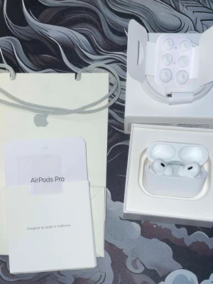 AirPods Pro 2 Med Apple bag - Allt funkar perfekt, inkluderande ANC. Påse/kasse från Apple följer med. Allt i lådan följer med (dvs allt på bild). Vid köp får du en helt ny icke använd. De är 1:1 alltså inte riktiga, men funkar exakt som riktiga. Använd själv, eller sälj vidare för mer!