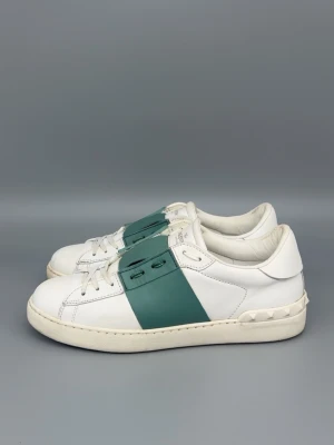 Valentino Open | 43 - Valentino Open skor i snygg färg! Storlek 43, passar även aningen större. Nypris: 7000kr. Självklart äkta! Hör av er vid funderingar 🙌