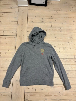Morris hoodie  - Säljer denna gråa morris hoodie. Hoodien är i bra skick 9/10 skriv för bild på och även om du har några frågor eller funderingar 