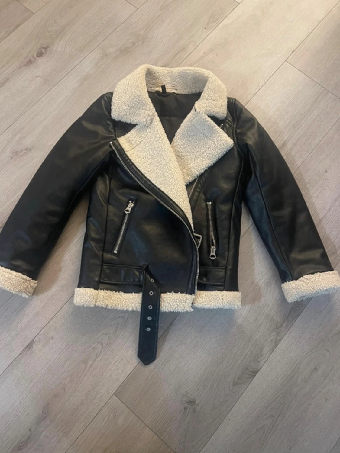 Svart teddyfodrad skinnjacka