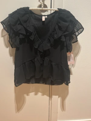 Blus Nelly 32 - Produkten är oanvänd och i nyttskick. Prislappen sitter kvar.