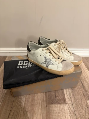 Golden Goose Skor -  Snygga Golden Goose skor! De är använda men i väldigt bra skick!! Skickar gärna fler bilder och svarar på frågor privat! ❤️