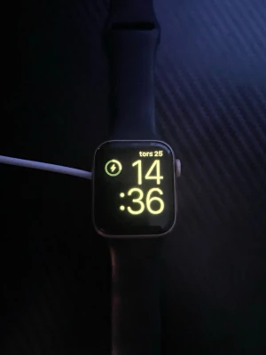 Apple Watch Series 4 - Apple Watch Series 4 i gott skick, svart armband. Skärmen fungerar utmärkt och watchOS 10.6.1 är installerat. Perfekt för träning, notiser och hälsa. Laddare medföljer. Inga synliga repor eller skador på boetten.