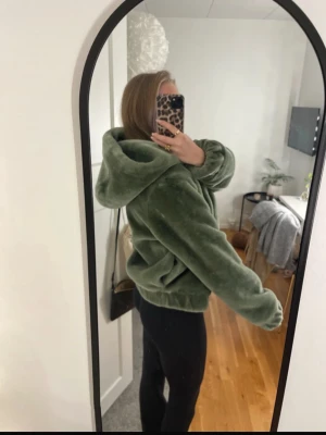 Grön teddyjacka med luva - Mysig grön teddyjacka med luva och dragkedja framtill från märket stay. Jackan är endast använd ett par fåtal gånger!💫