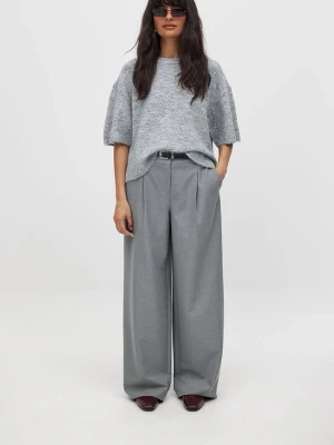 Grå stickad tröja med kort ärm - Kortärmad stickad tröja från NAKD i storlek M. Är i nyskick (använd ca 2-3 gånger). Köpt för 1 månad sedan för 399kr. Passade tyvärr inte min stil och jag insåg för sent att den var för stor och därav så säljer jag den. Hör av er vid frågor eller om ni vill ha fler bilder! 🤗💕