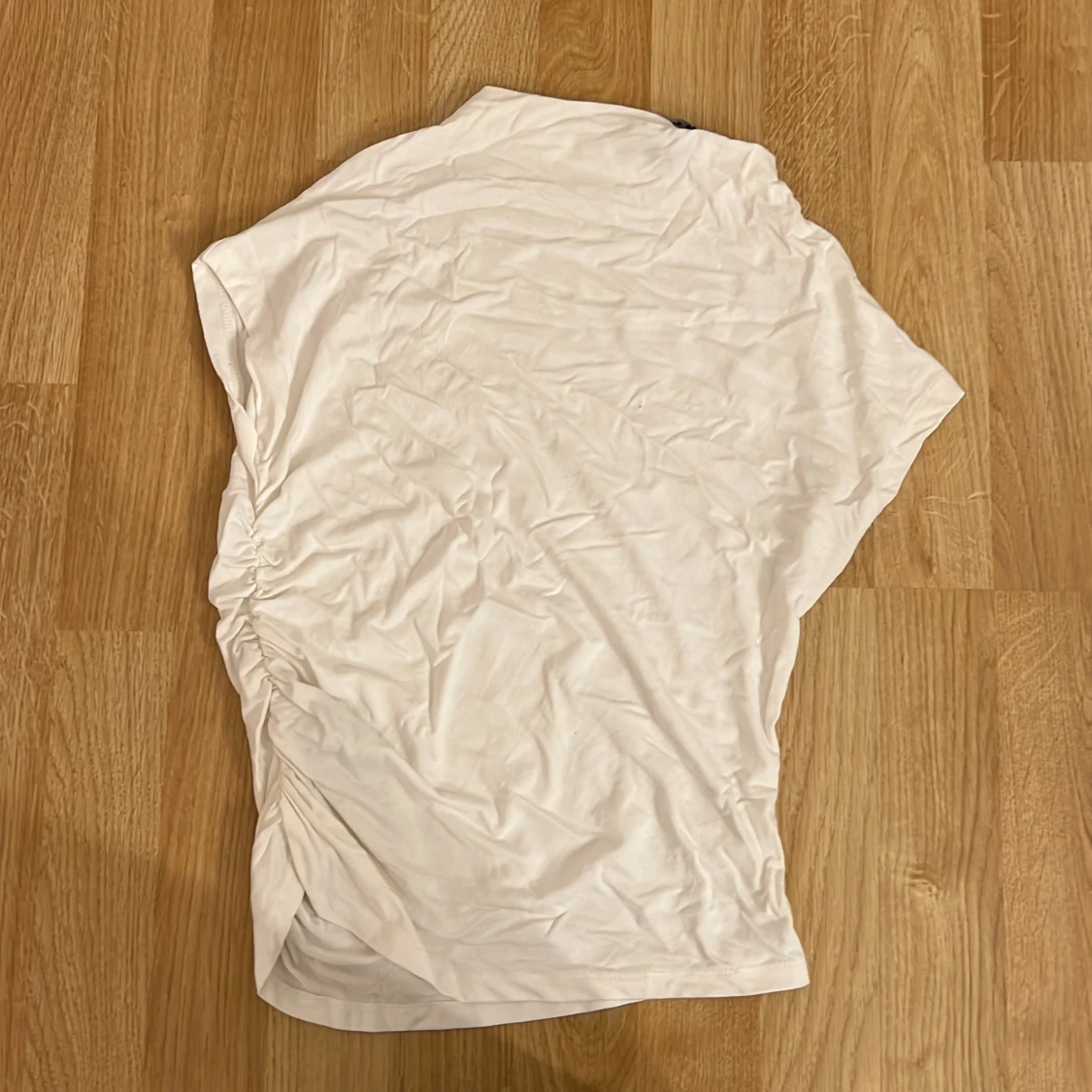 Vit kortklänning med rynkade detaljer - 1