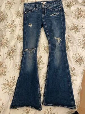 Bootcut jeans  - Säljer dessa jätte snygga jeansen från Young Gina 14+!💕