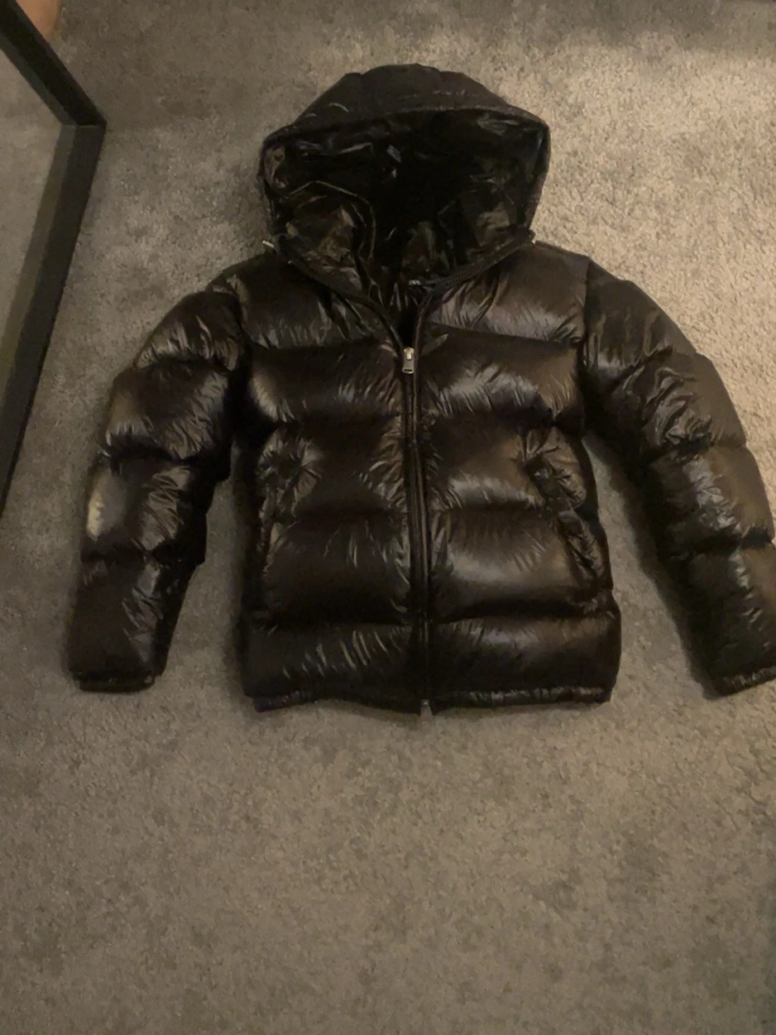 Svart pufferjacka med huva