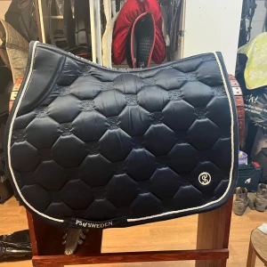  PS of Sweden schabrak strl full - Ps hopp shabrak i storlek full. Använts 2 ggr sparsamt💕 säljs då de är för stort för min häst, påse kan medfölja om det önskas