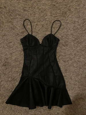Svart kort klänning med volang - Säljer helt ny klänning från zara, endast provad med prislappen kvar på🤍 