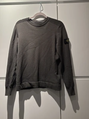 Mörk Grön  stickad tröja Stone Island - Mörkgrön stickat tröja fårn Stine Island 