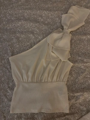 Fin vit topp - En jättefin vit topp från lindex, mycket bra skick och knappt använd. Passar till fest, skola eller midsomma❤️