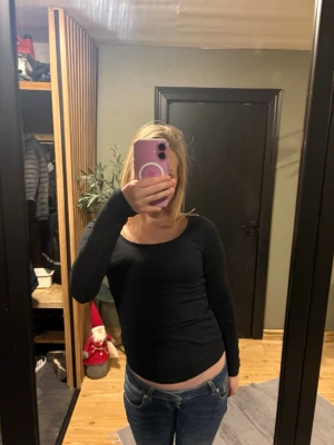 Svart långärmad topp från 157 - Säljer en svart långärmad topp från 157 i storlek XS. Toppen har en enkel och stilren design med rundad hals och är tillverkad i mjuk bomull med lite stretch för skön passform. Perfekt att matcha med jeans eller kjol.