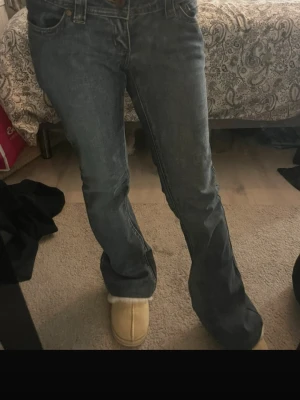 Blå bootcut jeans från Abrand - Säljer ett par blå jeans från Abrand med klassisk femficksdesign och snygga kontrastsömmar. Modellen har bootcut-ben och normal passform, vilket ger en chill och tidlös vibe. Jeansen är tillverkade i jeansmaterial och har hög midja. Perfekta för dig som gillar retrostil.