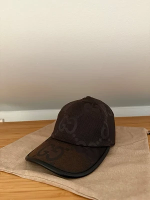 Keps - Sälger denna sygga keps. Den är lite sol bränd som du kan men det går att fixa. Äkta såklart har köpt på plick för 1800