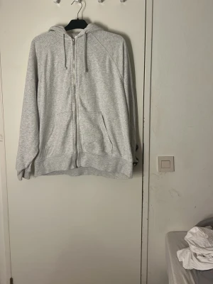 Grå hoodie från H&M - Pris kan diskuteras och tvätt ingår innan leverans 💗 jätte skön och lång, varm 
