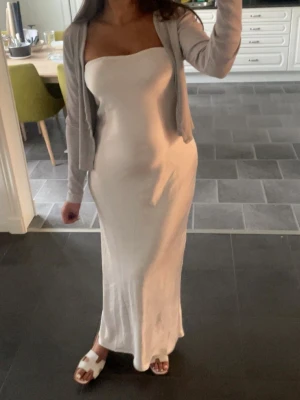 Vit satin bandeau maxiklänning från Boohoo - En vit maxiklänning med bandeau. Har använt den bara 1 gång. Från Boohoo. Satin. 