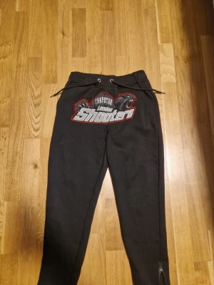 Trapstar  Shooters byxor  -  Pris kan diskuteras                       Svarta mjukisbyxor från Trapstar, Skön passform och cool streetstil, perfekt för chill dagar. Materialet är mjukt och känns bekvämt mot huden. Fin passform.