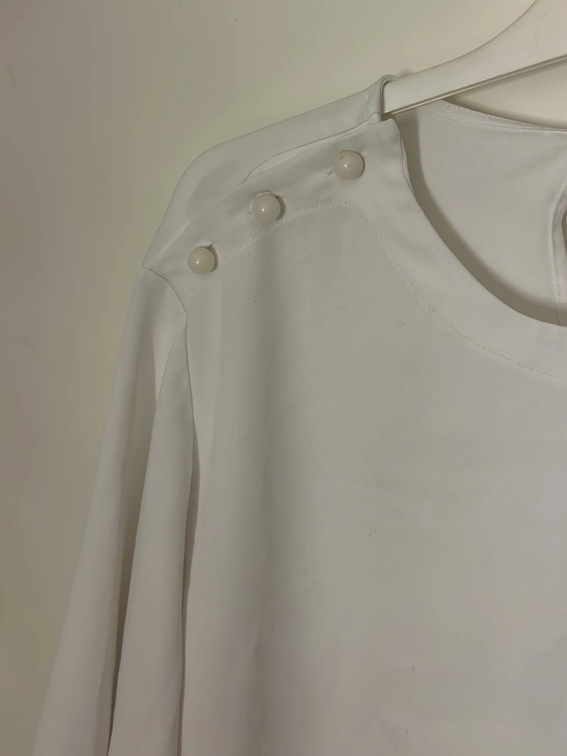 Vit långärmad blus med detalj  - 4