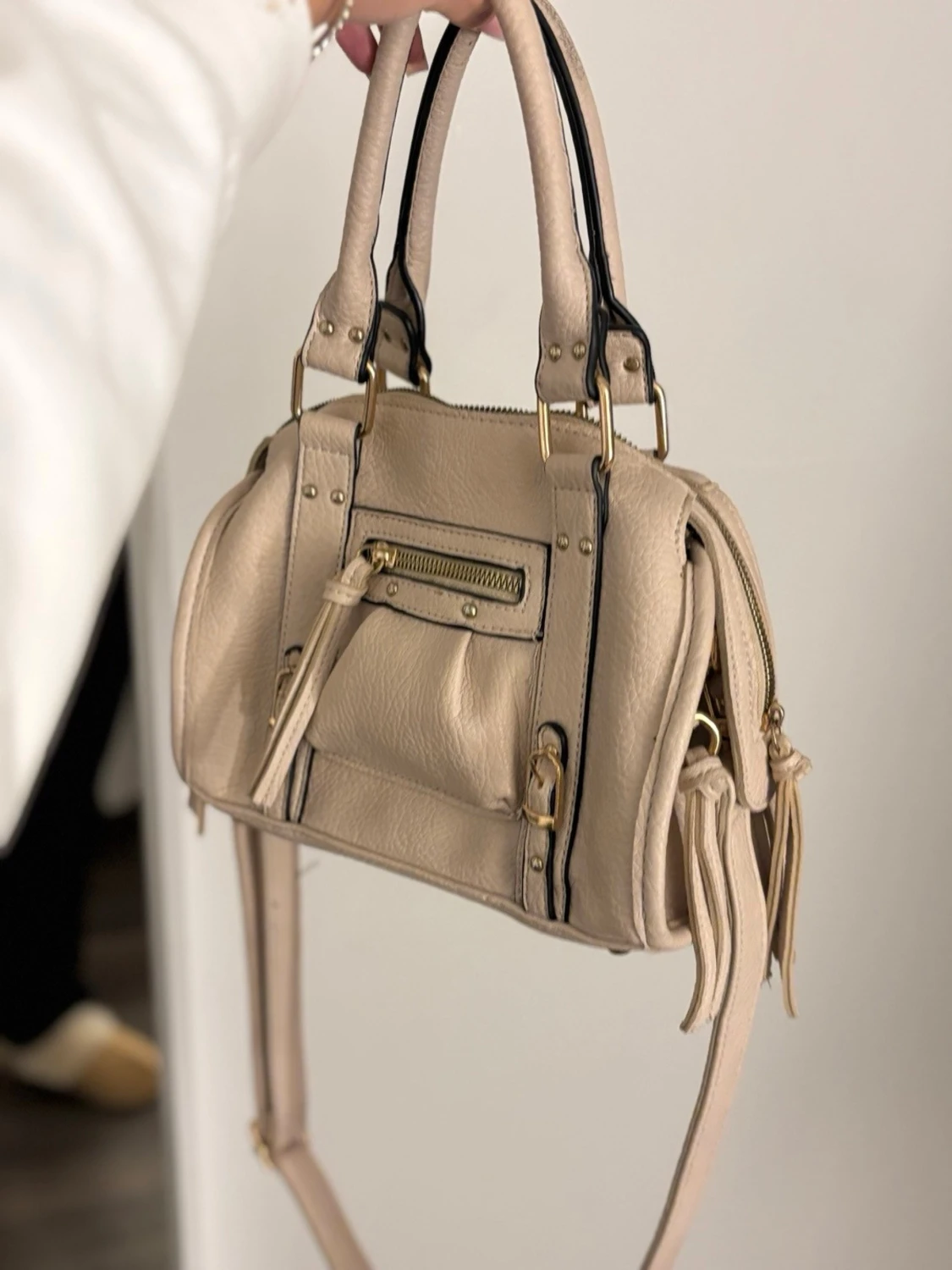 Beige axelväska med gulddetaljer - 2