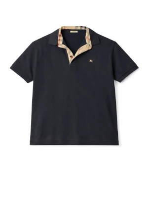 Svart Burberry piké med rutig krage - Säljer en svart pikétröja från Burberry i storlek M. Kragen har det klassiska Burberry-rutiga mönstret i beige, rött och svart. Pikén har korta ärmar och liten broderad logga på bröstet. Materialet är mjuk bomull och passformen är normal.