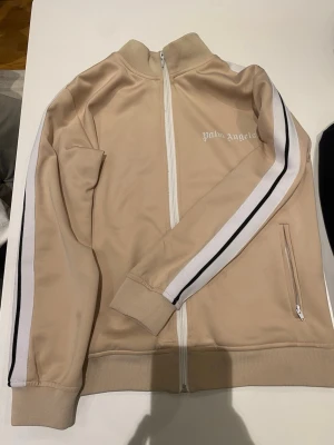 Tröjor och hoodies till Salu!! - 1. Palm Angels zip up tröja, storlek S men kan även passa M, PRIS 600kr.       2. Moncler Hoodie Storlek S, PRIS 900kr.         3. Le Coq Sportif tröja, Storlek S, PRIS 500kr.         4. Calvin Klein Hoodie. Storlek S, PRIS 500kr