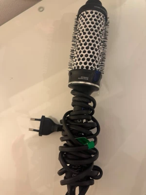 Björn Axén OBH värme borste  - Fick i födelsedag och har använt den exakt 2 gånger.  Säljs då jag köpt en dyson 38