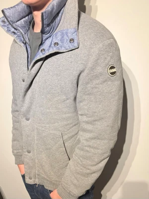 Colmar Jacka Kofta - En riktigt snygg jacka/kofta från colmar i fint skick! Storlek 50, sitter som M. Dunfodring inuti. Hör av er vid frågor!